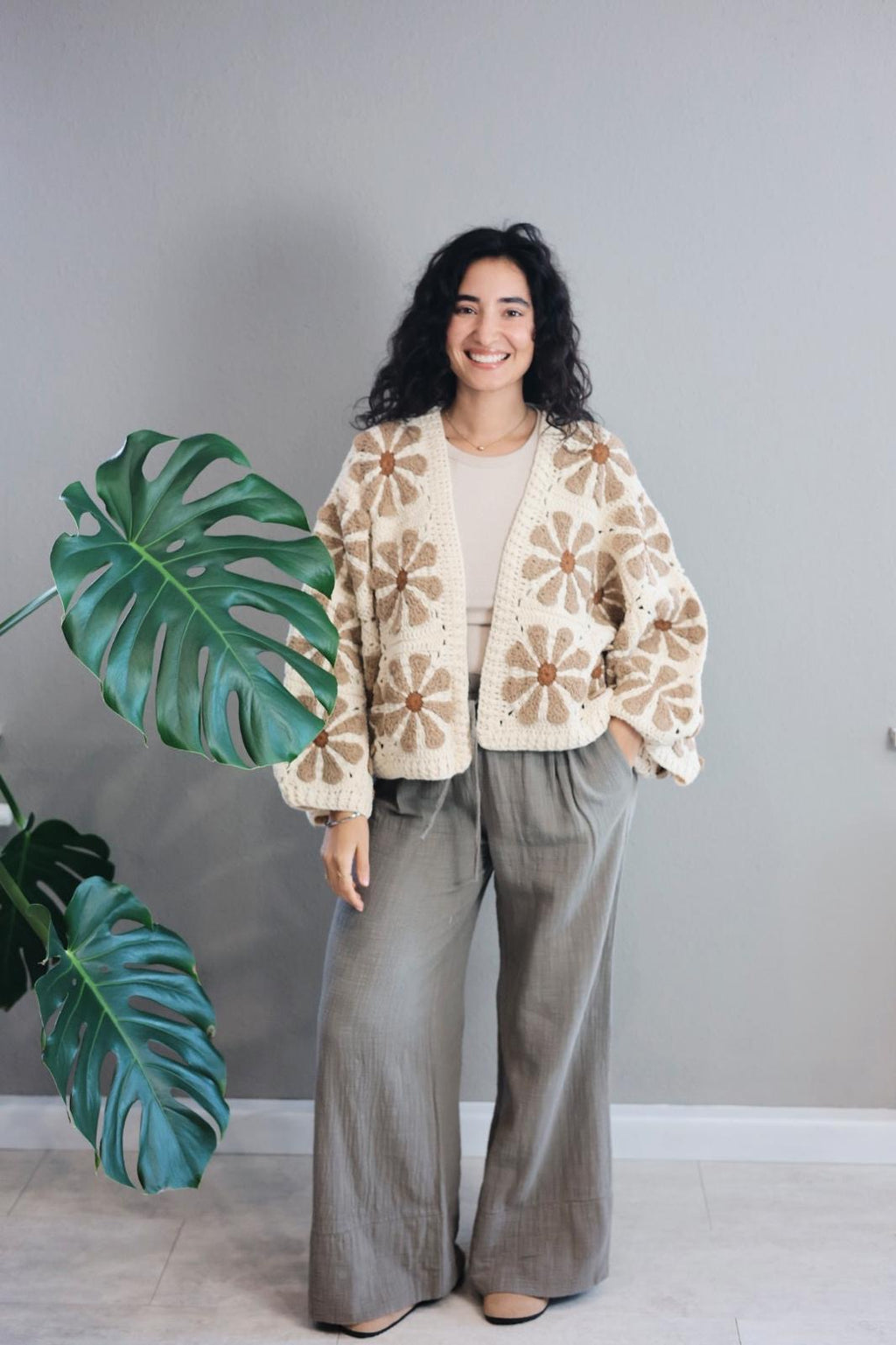 Handmade Crochet Cardigan mit Blumendesign