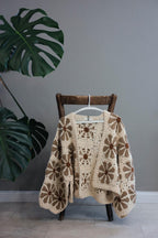 Handmade Crochet Cardigan mit Blumendesign