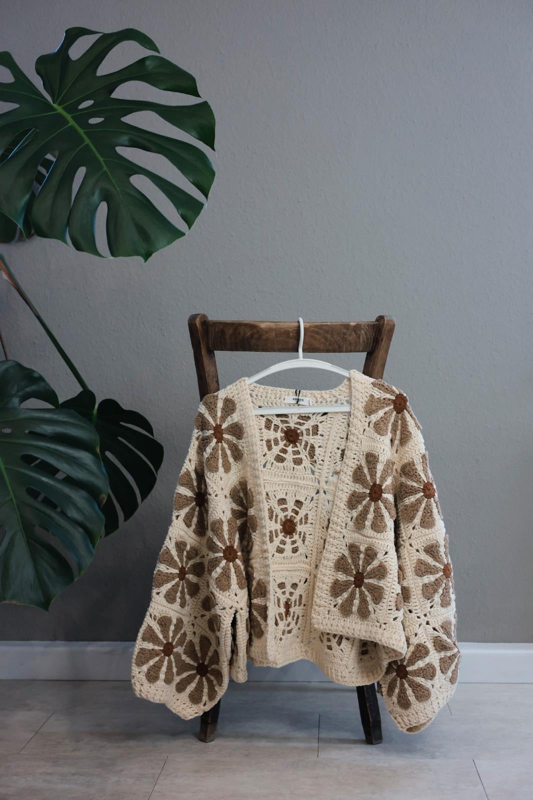 Handmade Crochet Cardigan mit Blumendesign