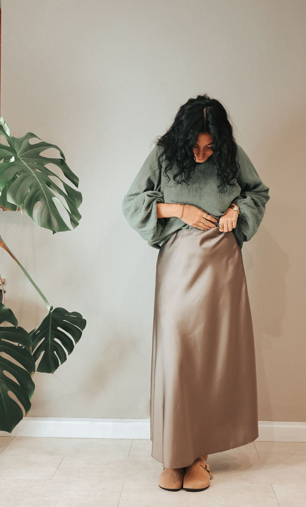 Satinrock in Midilänge