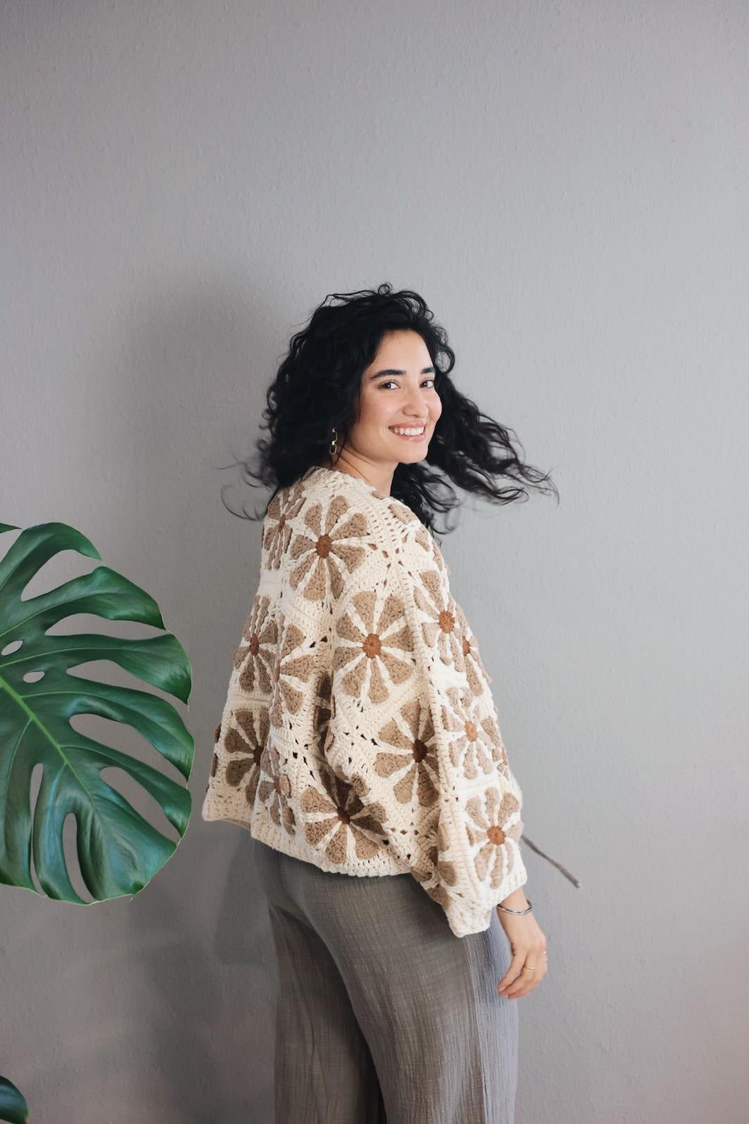 Handmade Crochet Cardigan mit Blumendesign