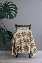 Handmade Crochet Cardigan mit Blumendesign