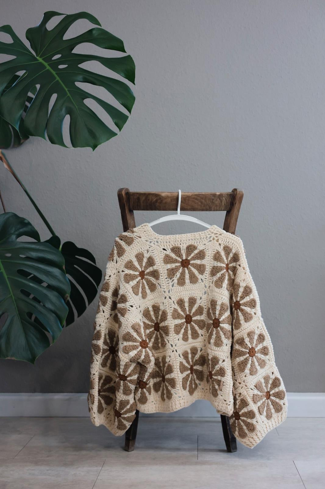 Handmade Crochet Cardigan mit Blumendesign