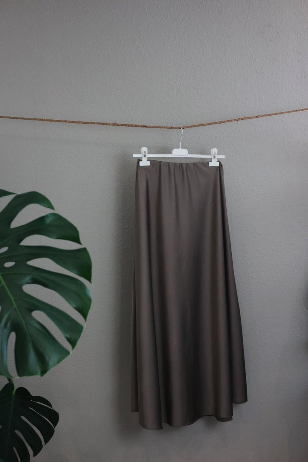 Satinrock in Midilänge