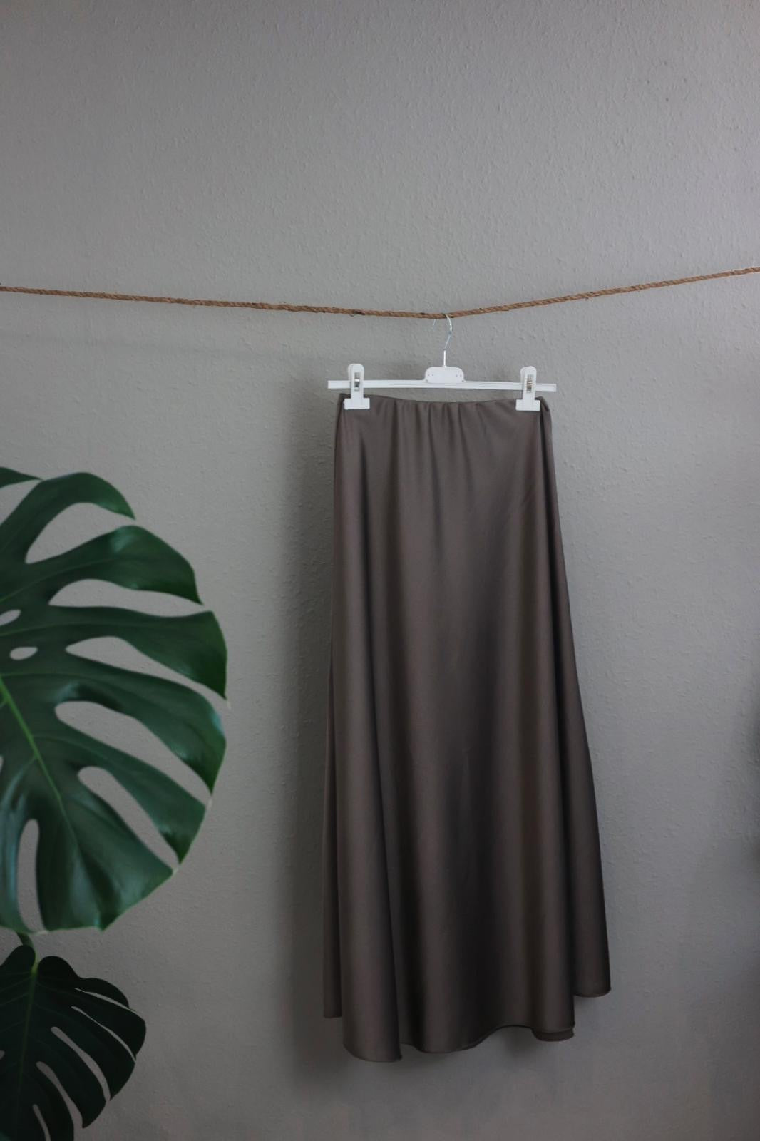 Satinrock in Midilänge