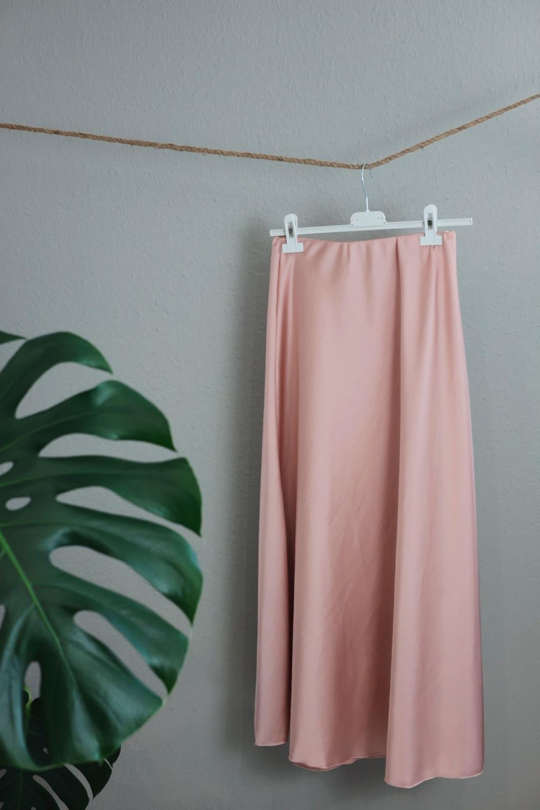 Satinrock in Midilänge